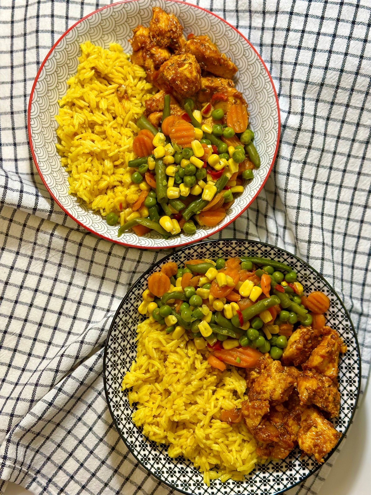 Καραμελωμένα φιλετάκια κοτόπουλο, λαχανικά και τηγανητό ρύζι μπασμάτι με άρωμα κουρκουμά.