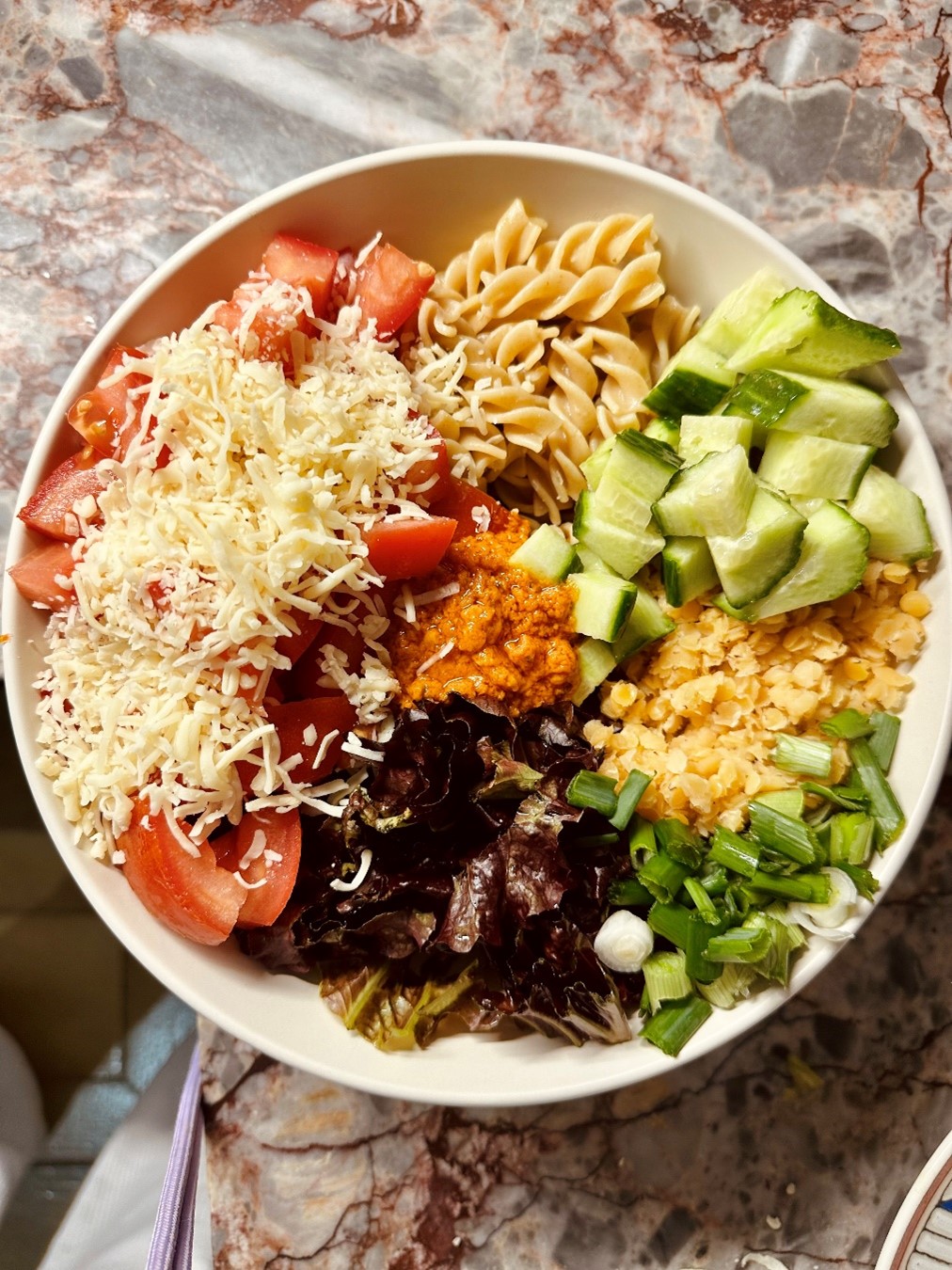 Μακαρονοσαλάτα με κόκκινες φακές, μεγάλη ποικιλία λαχανικών και άρωμα … Pesto Rosso!