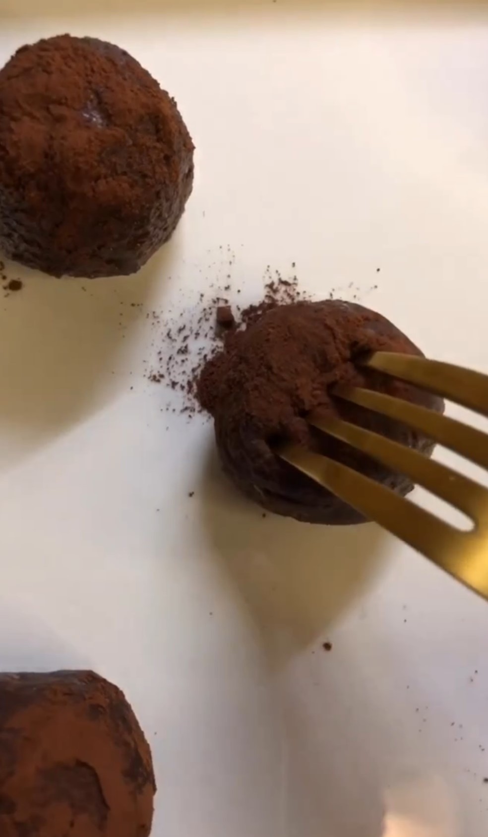 Ανακάλυψε μια πεντανόστιμη συνταγή για energy balls με γεύση double chocolate τα οποία είναι και νηστίσιμα!