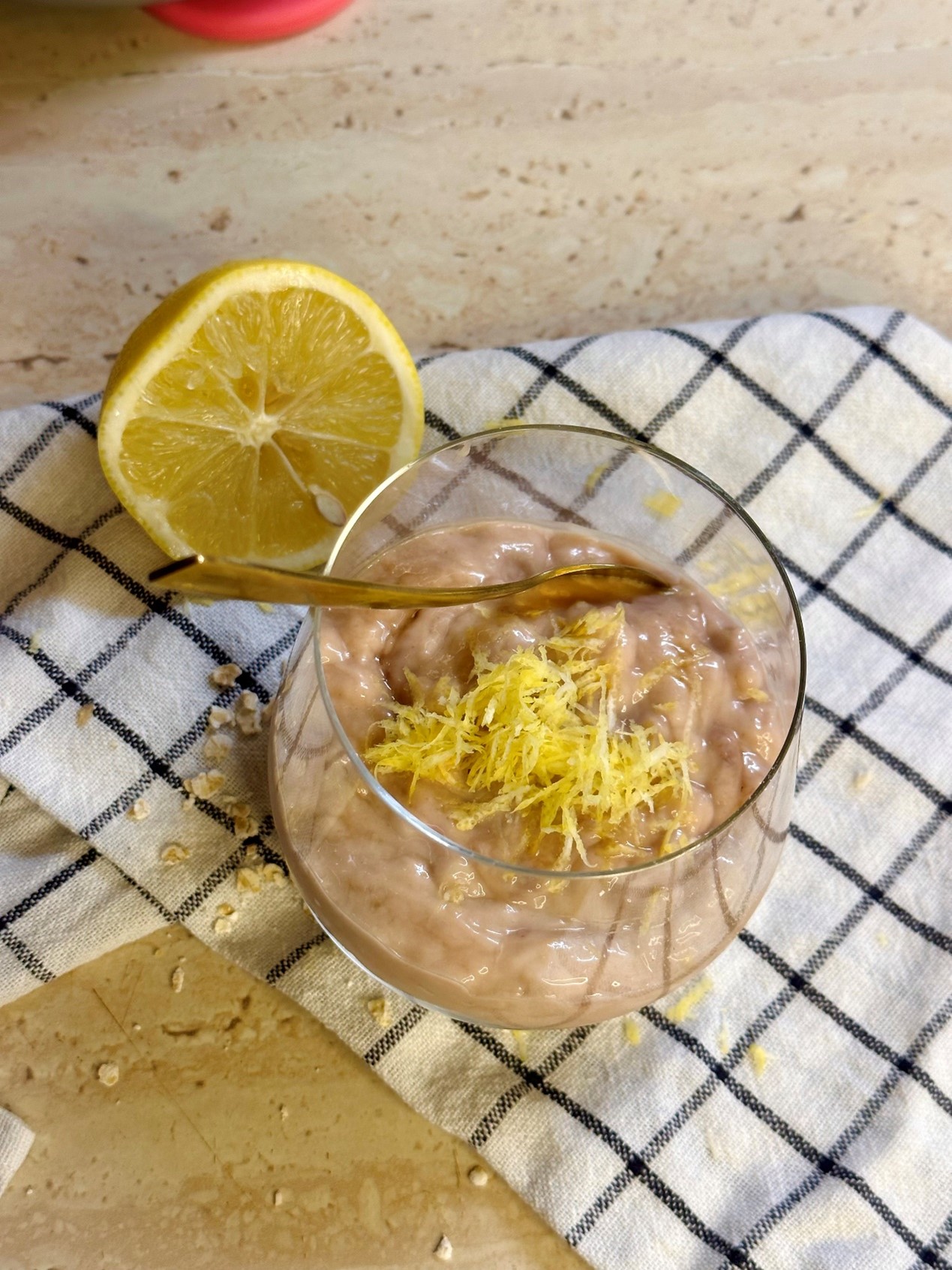 Δες εδώ μια πεντανόστιμη και νηστίσιμη ιδέα για γλυκό με άρωμα λεμόνι!